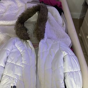 Pink Envelope White Puffer Jacket with Faux Fur Trim Jennifer’s body look